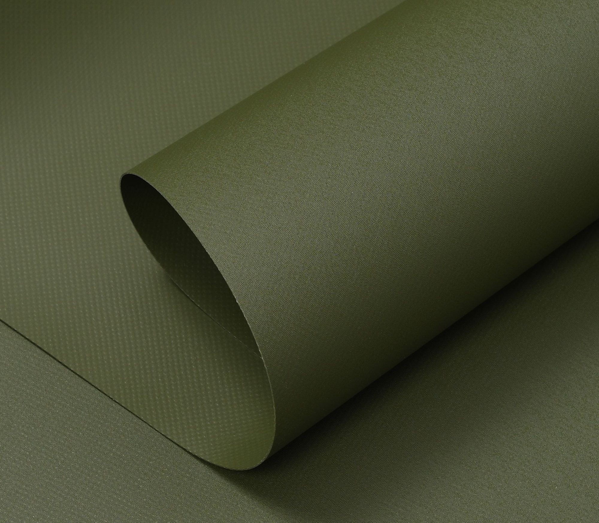 Olivgrüne SATTLER PRO-TEX Membran mit supermatter Oberfläche, speziell entwickelt für Anwendungen im Verteidigungssektor.