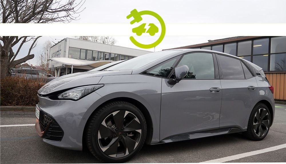 Elektrofahrzeug vor dem SATTLER-Unternehmensgebäude