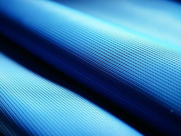 Blaue SATTLER PRO-TEX Membran mit Strukturprägung, die eine edle Optik und Haptik bietet.