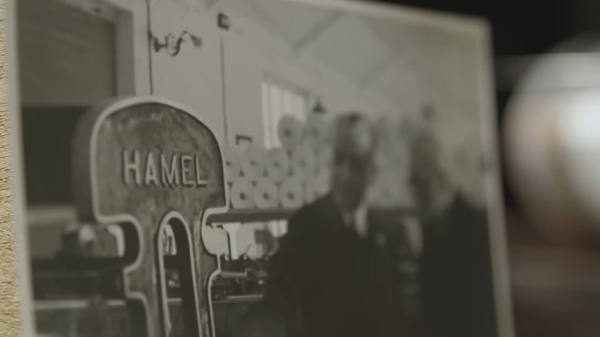 Historische Schwarzweißaufnahme aus der Firmengeschichte – Standbild aus dem Sattler Unternehmensfilm.