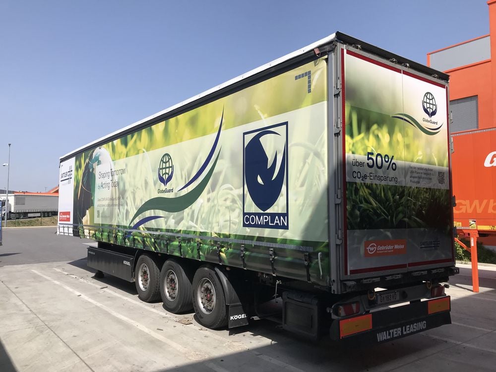 Lkw mit COMPLAN GlobeGuard-Plane von SATTLER PRO-TEX