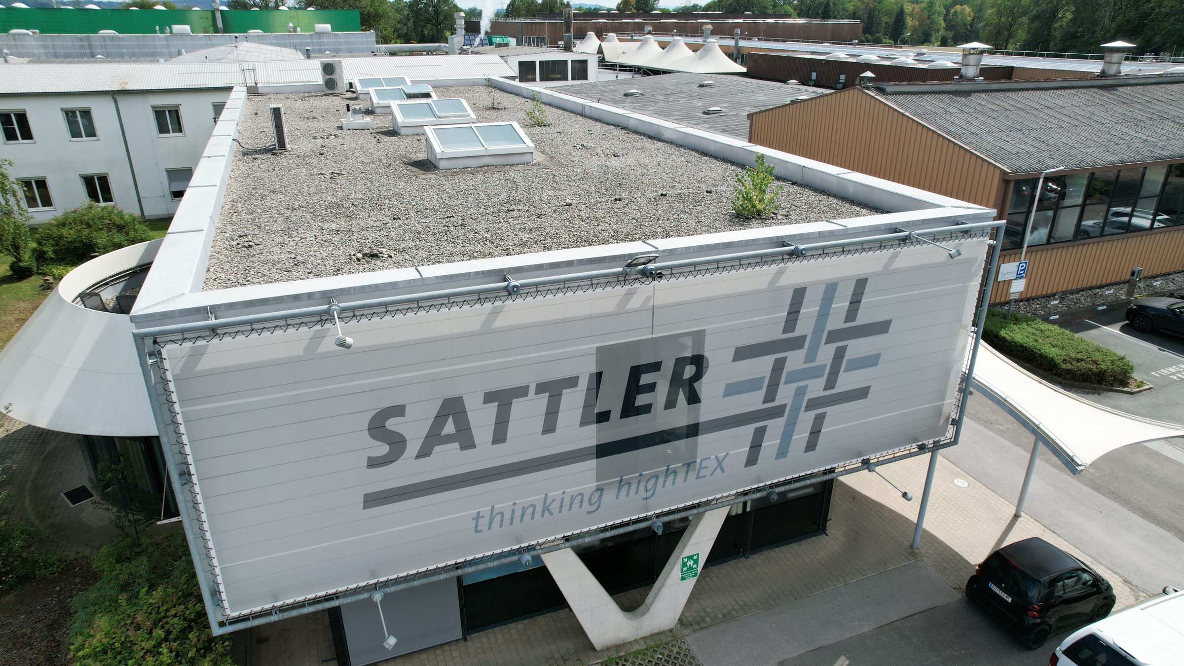 Luftaufnahme des Firmengebäudes in Gössendorf mit Membranfassade „SATTLER – thinking highTEX“.
