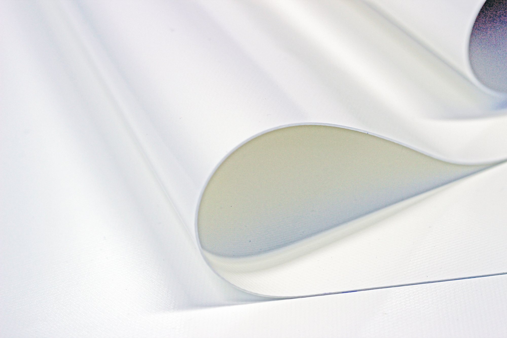 Weiße SATTLER PRO-TEX ATLAS Membran mit glatter, gleichmäßiger Oberfläche, entwickelt für textile Architektur.