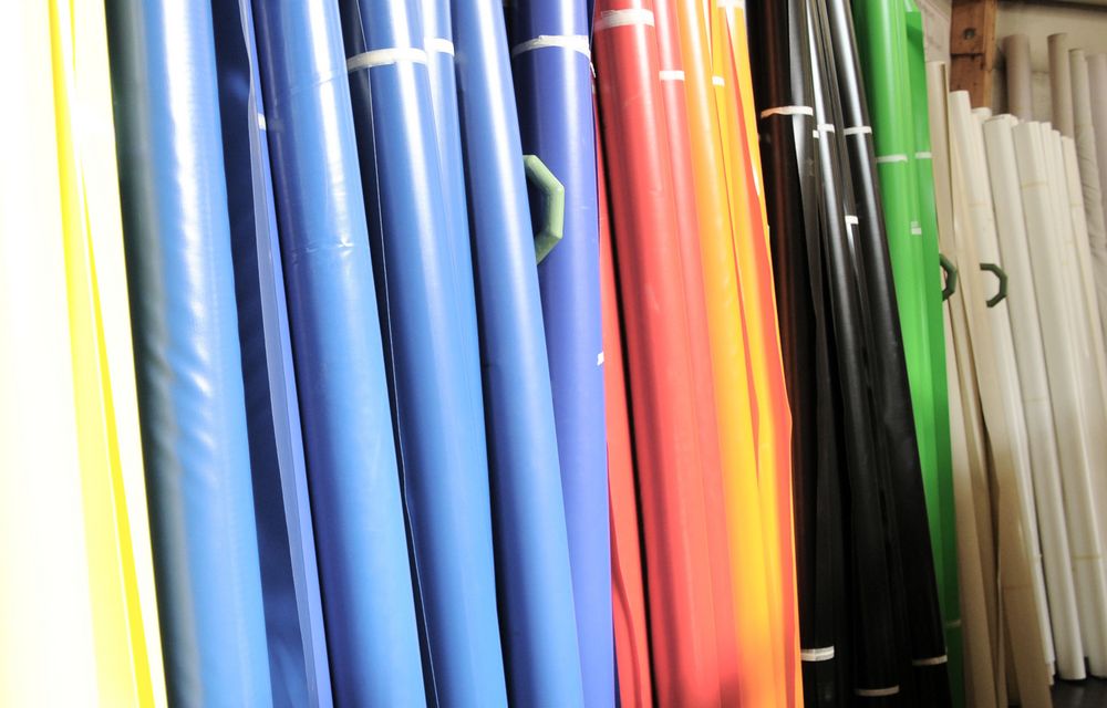 Materialrollen in Blau, Schwarz, Orange und Grün im SATTLER Factory Outlet Gössendorf.