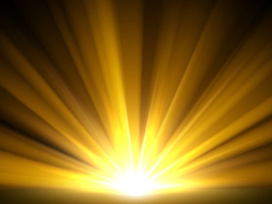 Strahlendes, warmes Licht in Hellgelb bis Gold vor dunklem Hintergrund.