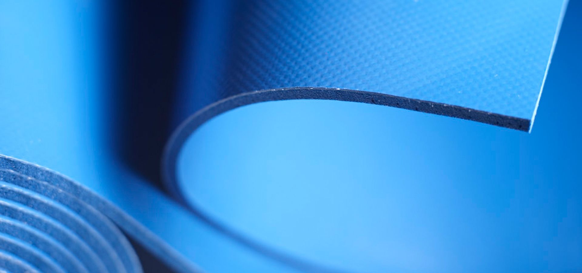 Blaue SATTLER PRO-TEX Membran in Nahaufnahme.